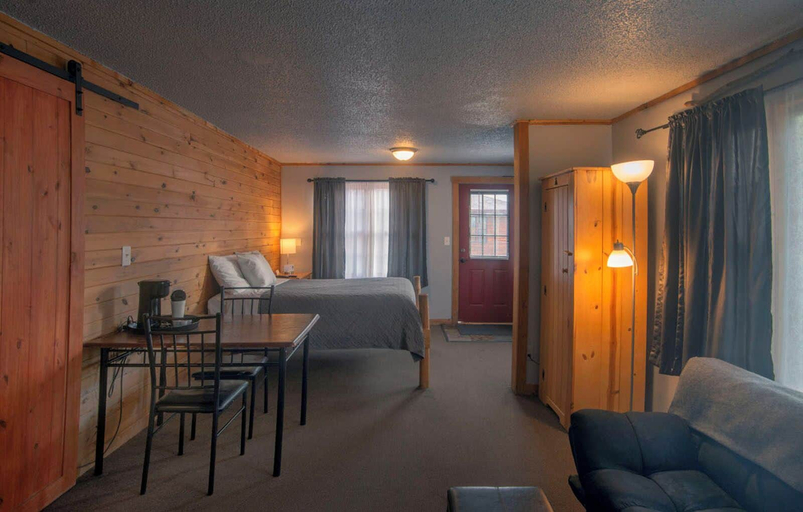 Others 5, Rustic Inn, Hubbard