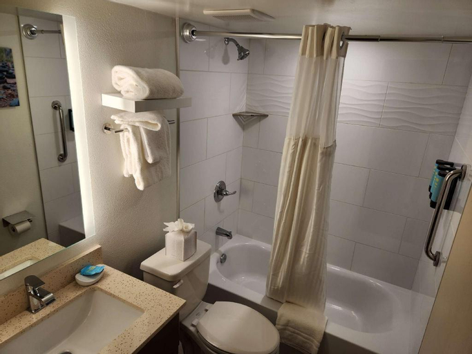 Bathroom 16