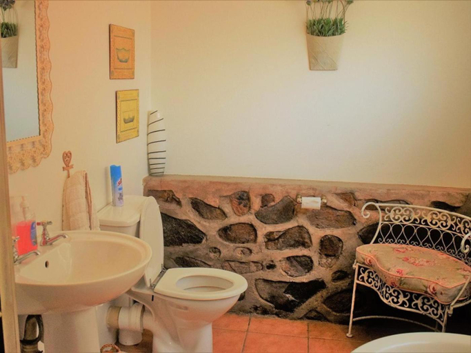 Bathroom 3, Dullstroom Artist Cottages, Nkangala