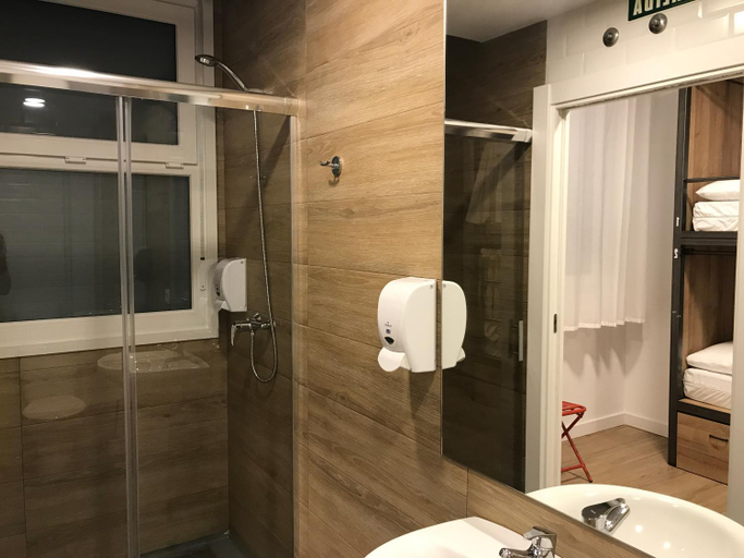 Bathroom 2, Winederful Hostel & Cafe, La Rioja