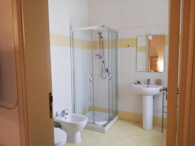 Bathroom 5, Landolina Palace, Syracuse