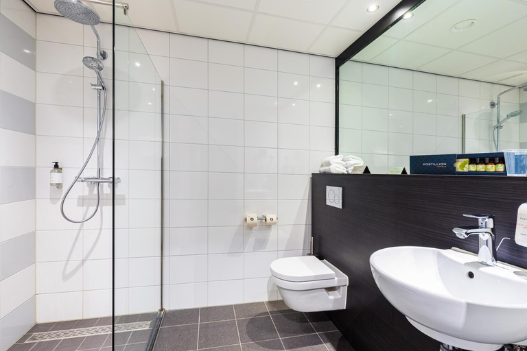 Bathroom 4, Postillion Hotel Dordrecht, Dordrecht
