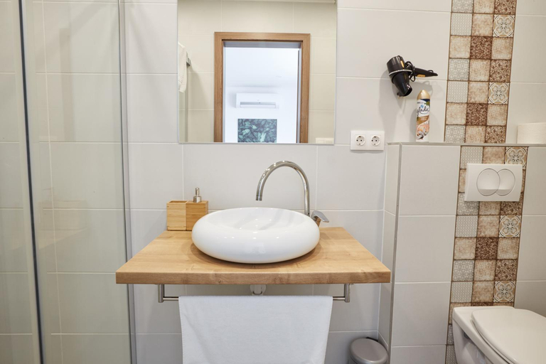 Bathroom 2, Naturella Panzio, Siklósi