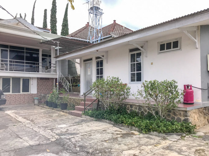 Exterior & Views 2, Villa Bunga Guest House RedPartner, Malang