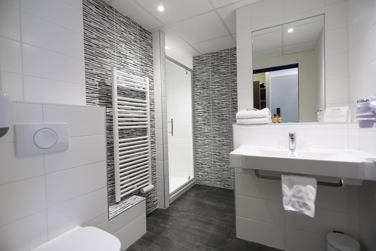 Bathroom 2, Hotel des Halles, Côte-d'Or
