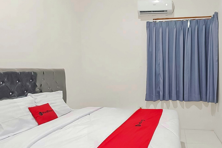 RedDoorz @ Anjasmoro Guest House near Bandara Ahmad Yani Semarang - Tap to explore photos