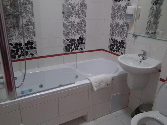 Bathroom 4, Hotel Rytwiany, Staszów