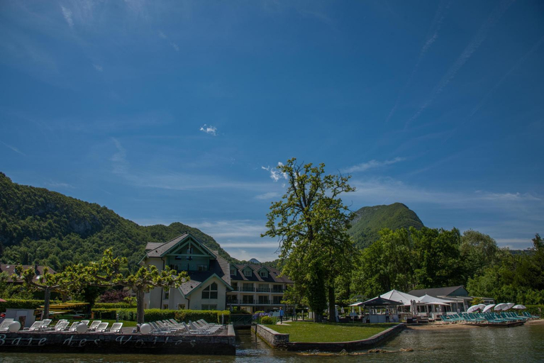 La Baie des Voiles, FEET IN THE CRYSTAL WATERS, 9 Apts from studio to Duplex by LLA SELECTIONS, Haute-Savoie