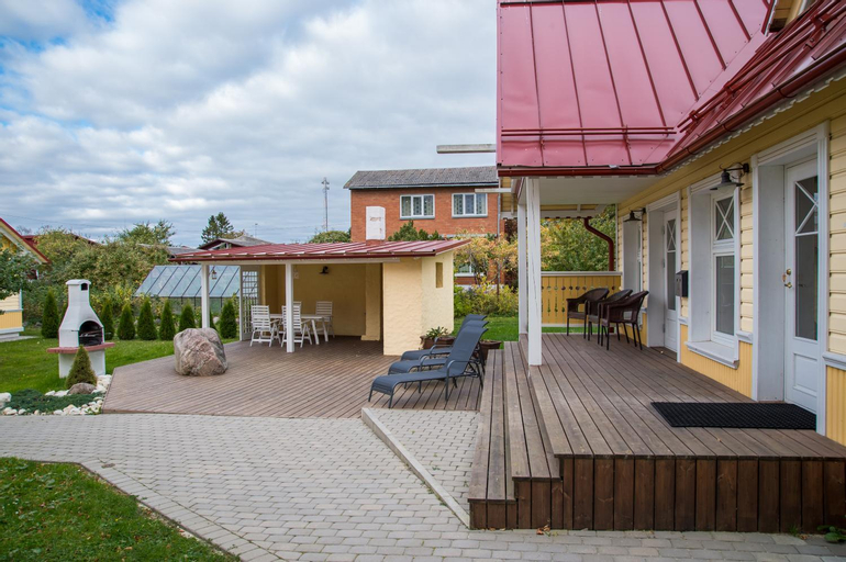 Exterior 3