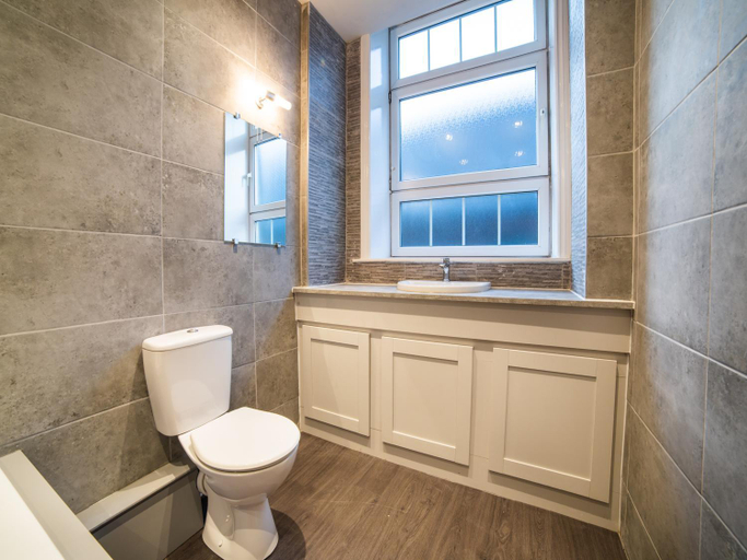Bathroom 4, Churchill's Hotel, Barnsley