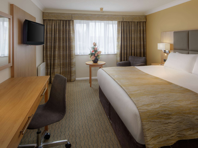 Bedroom 2, Mercure Hatfield Oak Hotel, Hertfordshire