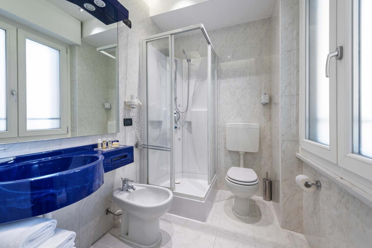 Bathroom 4, Mastino Rooms, Verona
