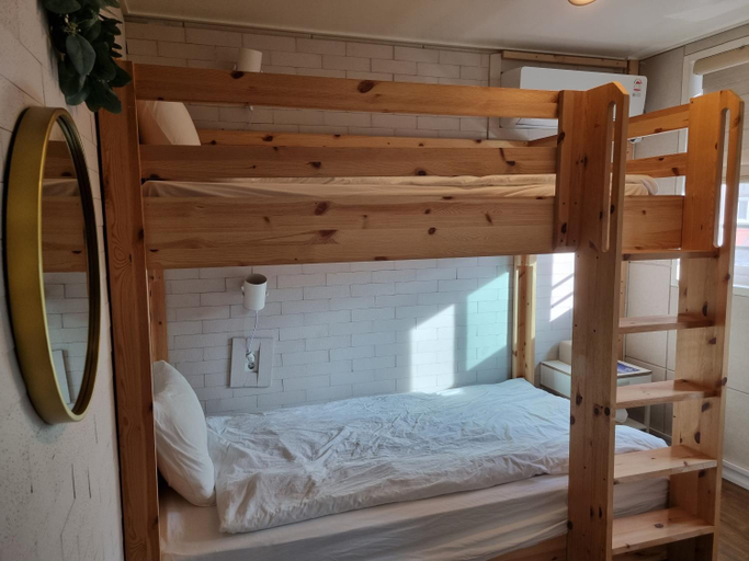 Bedroom 2, Sokcho Hutte Guesthouse, Goseong