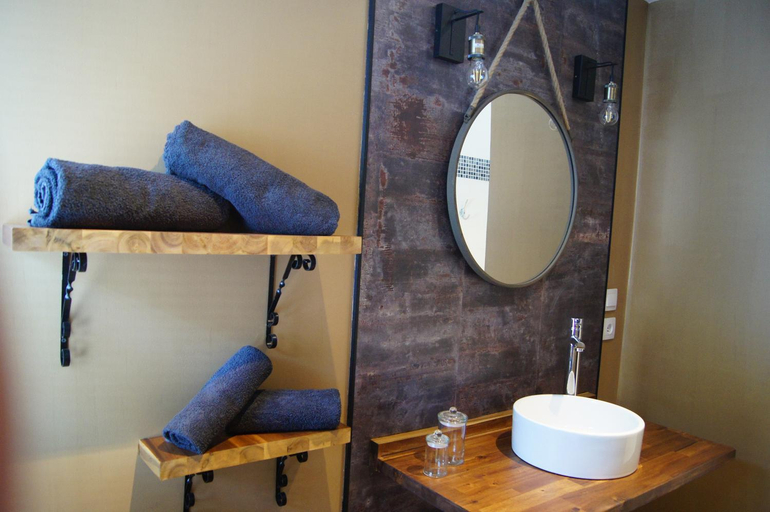 Bathroom 4, L’Antre d’Eux, Aude