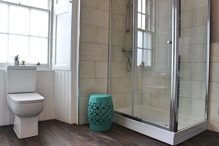 Bathroom, Wallace View Apartment, Stirling