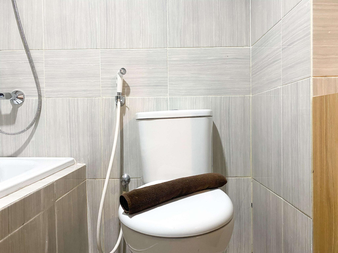 Bathroom 4, Spacious Studio Vasanta Innopark Apt By Travelio, Cikarang