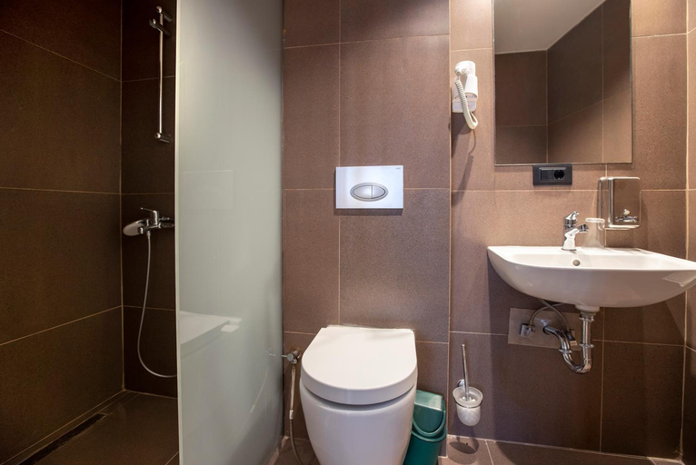 Bathroom 3, Hotel 4 Llulla, Priština