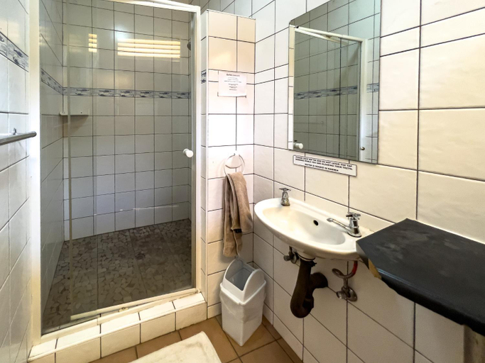 Bathroom 2, Chameleon Backpackers & Guesthouse, Windhoek East