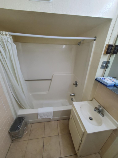 Bathroom, Relax Inn, Greensville