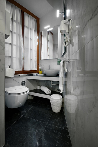Bathroom 3, Notti A Roma, Rome