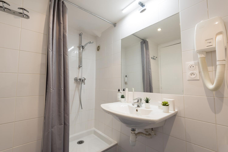 Bathroom 4, Hotel Beauvoir, Paris