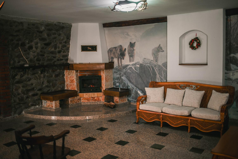 Public Area, Hanul Vanatorului, Pestisani