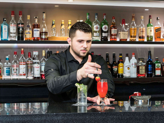 Food & Drinks 5, Mercure London Heathrow Hotel, London