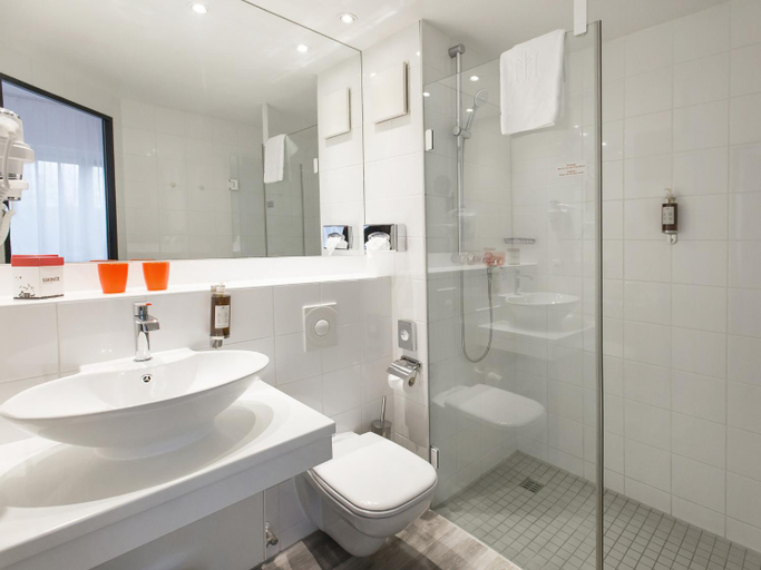 Bathroom 3, DORMERO Hotel Hannover-Langenhagen Airport, Region Hannover