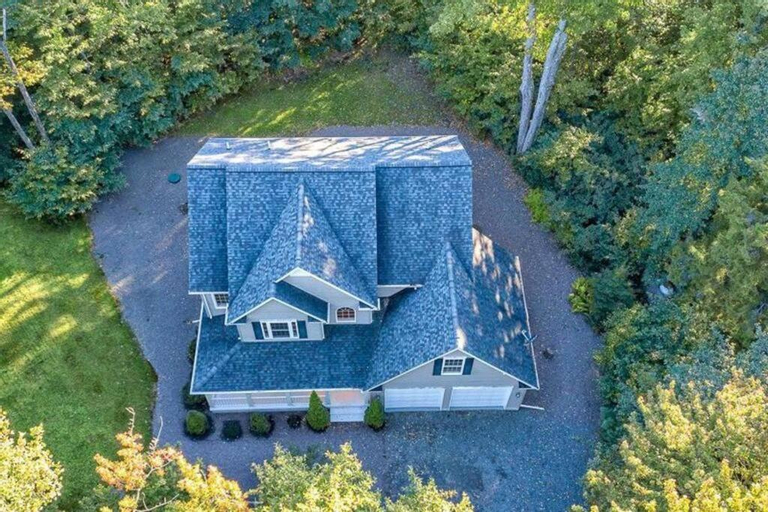 Luxury 4 bedroom house in Pocono Mountains in Golf course Near Lake, Monroe