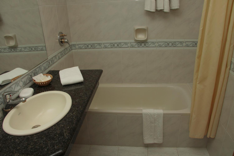 Bathroom 4, Crystal Palace Hotel, Montevideo