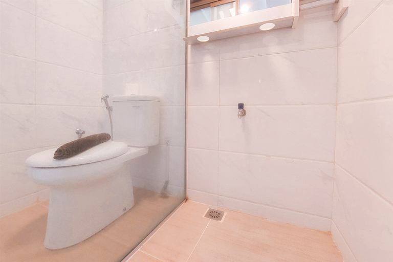 Bathroom 5, Charming and Cozy Studio Apartment at Sky House BSD By Travelio, Tangerang Selatan