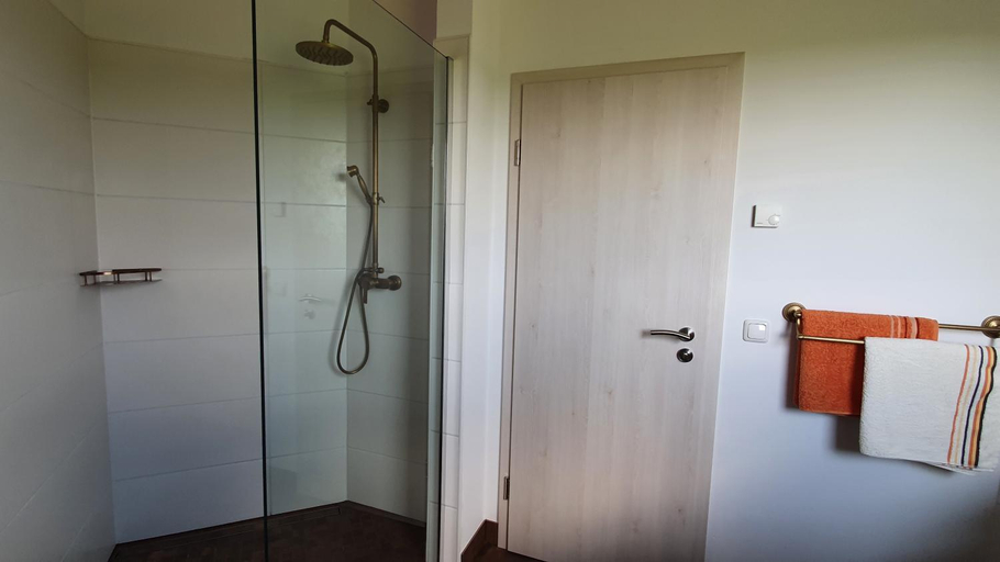 Bathroom 16