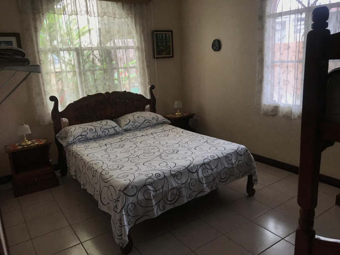 Others 5, Casa del Suizo, Alajuela