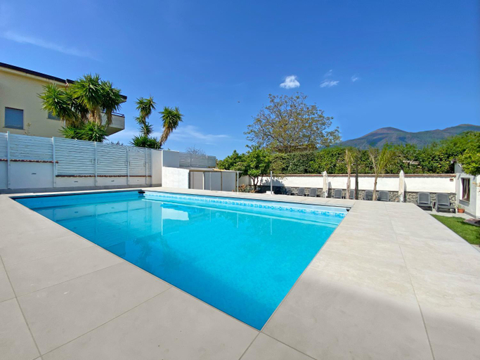 Sport & Beauty 2, Terrazza sul Vesuvio con piscina, Napoli