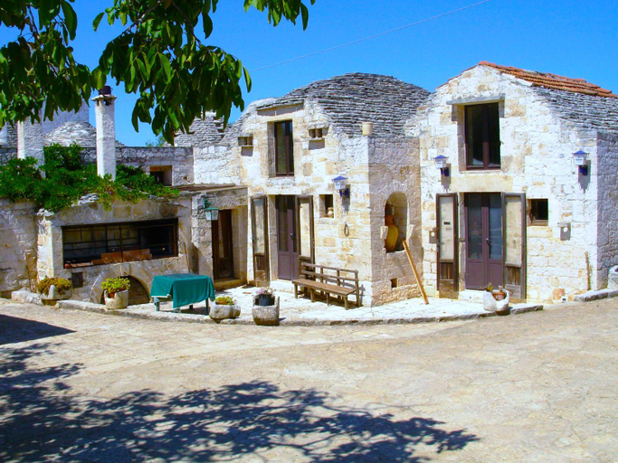 Entrance 5, Trullo Malvisco, Bari