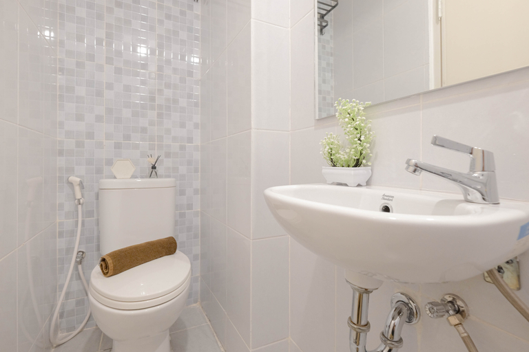 Bathroom 5, Simply Look and Cozy Studio Apartment Tokyo Riverside PIK 2 By Travelio, Tangerang