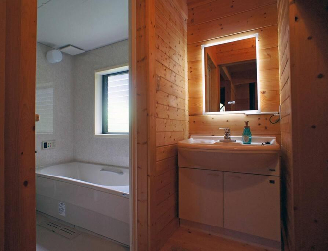 Bathroom 3, HARUNA CABIN 森の中のログハウス 、広々ウッドデッキでBBQ、公園散策、北軽井沢観光, Tsumagoi