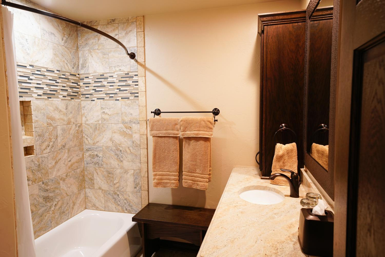 Shower 3, Hidden Meadows Bed and Breakfast, Payne