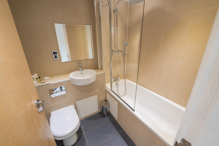 Bathroom 3, The Waterside Hotel and Leisure Club, Manchester