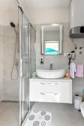 Bathroom 4, Holiday home Skrika -Three Bedroom Home with heated Pool and Jacuzzi, Supetar