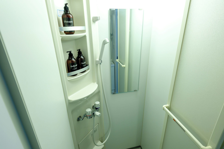 Bathroom 3, Tokyo Shimbashi 579, Minato