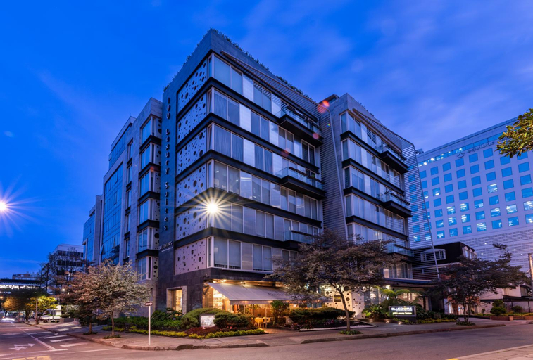 Exterior & Views