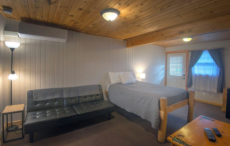 Bedroom 2, Rustic Inn, Hubbard