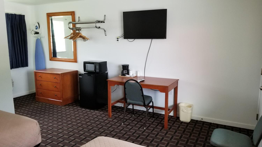 Bedroom, Budget Inn Breezewood, Bedford