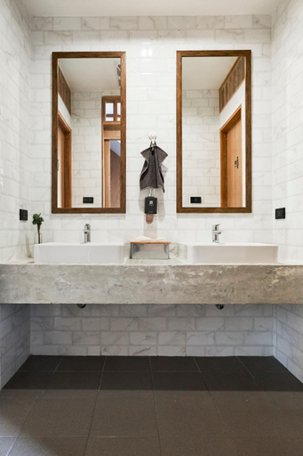 Bathroom 10