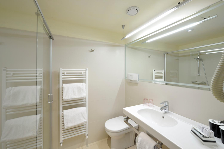 Bathroom 5, Grand Hotel Riva, Trento