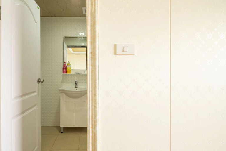 Bathroom, Bang Na Apartments, Bang Na