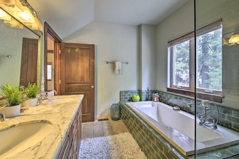Bathroom 3, Incredible Lake Arrowhead Home with Views and Decks!, San Bernardino