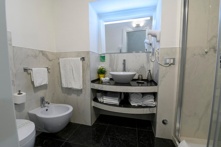 Bathroom 2, Notti A Roma, Rome