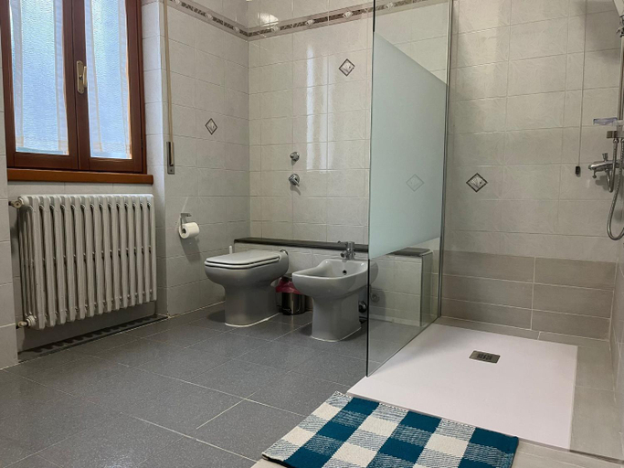 Bathroom 12